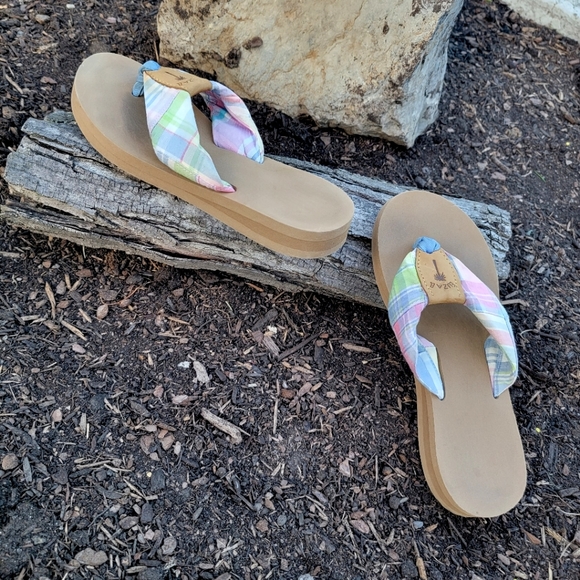ELIZA B. ♡ Super-Sweet 'n Cute Pastel Plaid 'n Leather Flip Flop Thong Sandals 5 - Picture 9 of 17